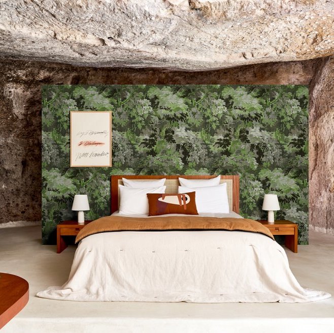 Sfeervolle slaapkamer met het groene Arte Diore 48010 behang uit de Les Forêts collectie als accentmuur.
