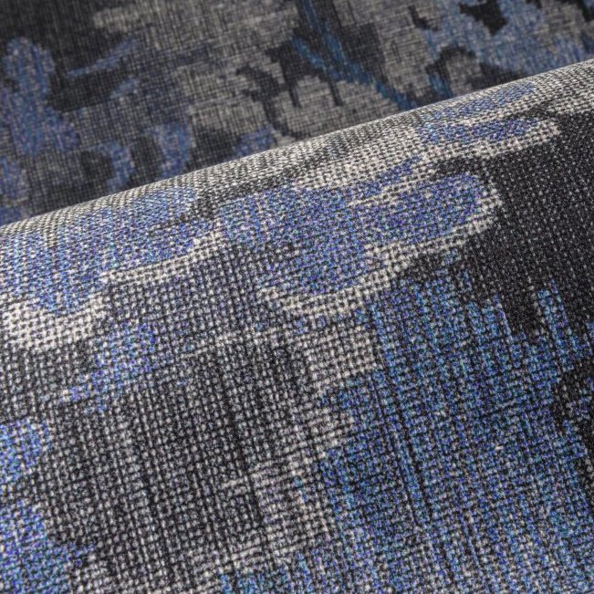 Detail van het Arte Diore 48011 behang uit de Les Forêts collectie met een geweven textuur in grijs-, blauw- en zwarttinten.