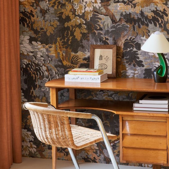 Werkkamer met houten bureau en stoel, tegen Arte Diore 48011 behang uit de Les Forêts collectie.