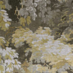 Textuurachtig behang met een bosachtig bladerpatroon in mosterdgele, grijze en groengrijze tinten uit de Arte Diore Les Forêts collectie.