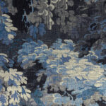 Detail van het Arte Diore 48013 Cobalt behang uit de Les Forêts collectie, met een textuurrijk bosmotief in blauwtinten.