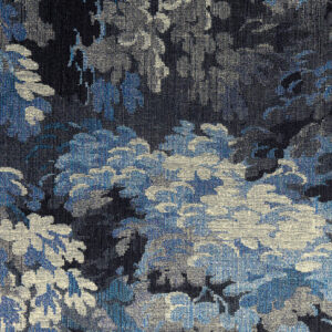 Detail van het Arte Diore 48013 Cobalt behang uit de Les Forêts collectie, met een textuurrijk bosmotief in blauwtinten.