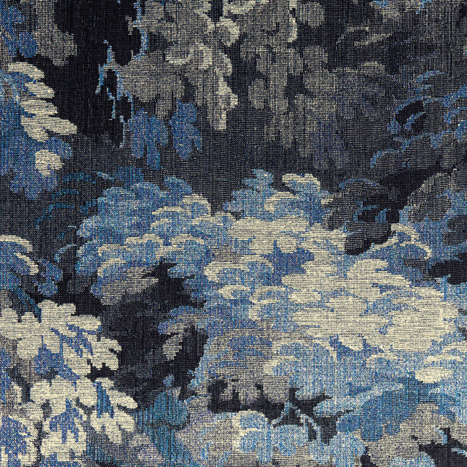 Detail van het Arte Diore 48013 Cobalt behang uit de Les Forêts collectie, met een textuurrijk bosmotief in blauwtinten.