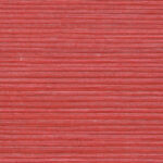 Rood Arte Drift behang met een fijn horizontaal lijnpatroon.