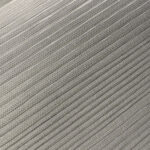 Detailopname van het Arte Drift behang 40303 met een fijn geweven, horizontaal geribbeld patroon in grijstinten.
