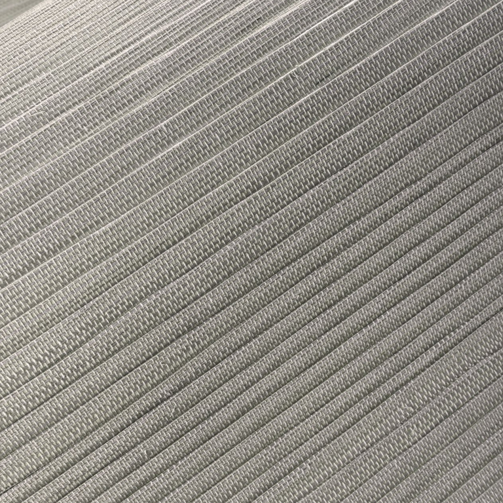 Detailopname van het Arte Drift behang 40303 met een fijn geweven, horizontaal geribbeld patroon in grijstinten.