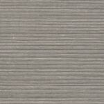 Grijs Arte Drift behang met een fijn horizontaal lijnpatroon en textiele uitstraling.