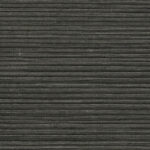 Donkergrijs Arte Drift behang met fijne horizontale strepen en een textielachtige structuur.