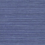 Blauw Arte Drift behang met een fijn horizontaal lijnpatroon in textielstructuur.