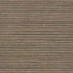 Bruin Arte Drift behang met een fijn horizontaal streeppatroon in natuurlijke textuur.
