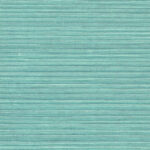 Licht turquoise Arte Drift behang met horizontale textuurstrepen.