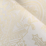 Detail van het Arte Embleme Joie 30810 behang met goudkleurig, abstract en botanisch patroon op een lichte achtergrond.