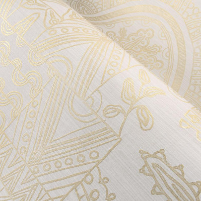 Detail van het Arte Embleme Joie 30810 behang met goudkleurig, abstract en botanisch patroon op een lichte achtergrond.