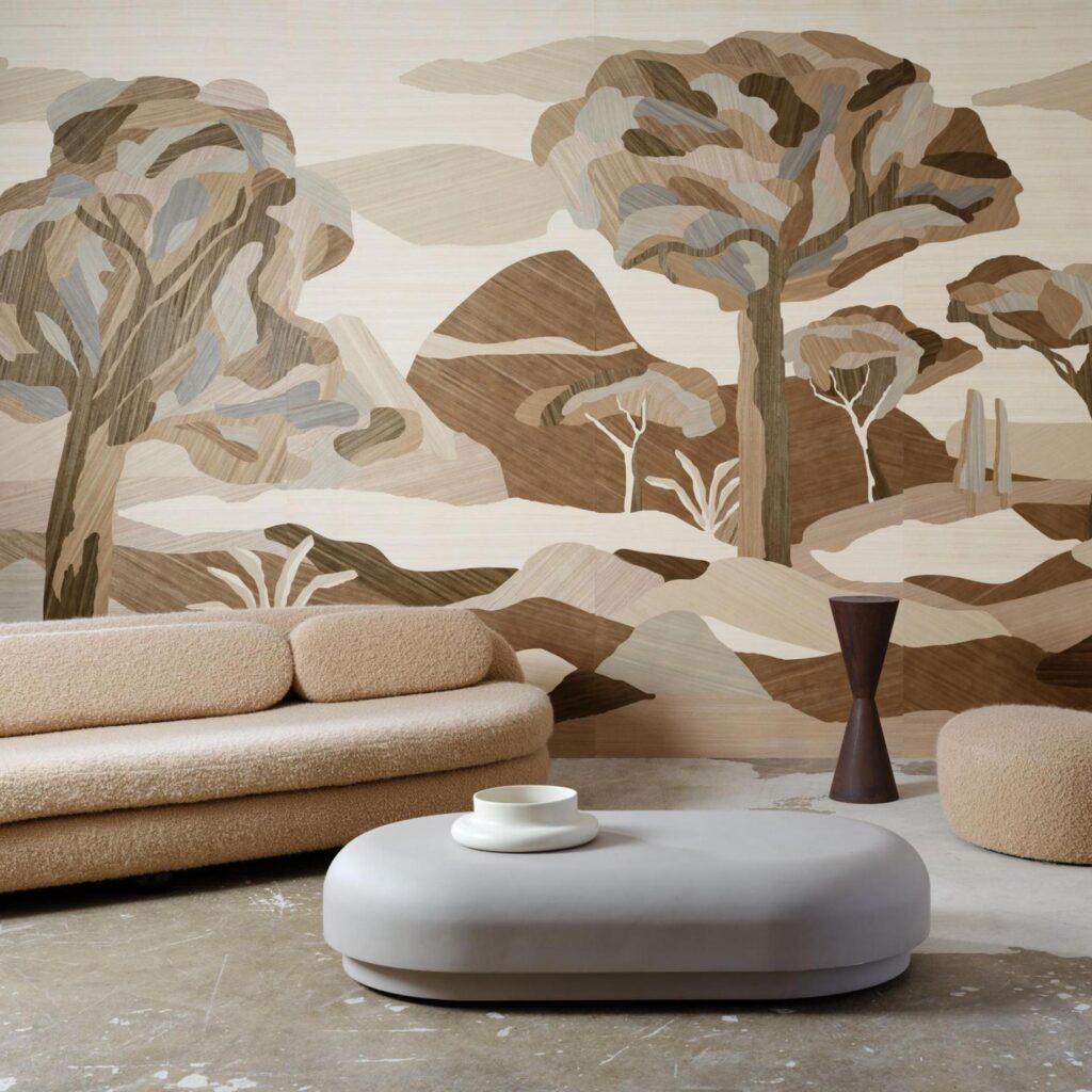 Modern interieur met een zachte beige bank en organische meubels, tegen een wand met natuurlijk kunstwerk "Under The Sycamore Tree" van Arte.