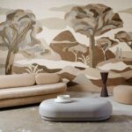 Modern interieur met een zachte beige bank en organische meubels, tegen een wand met natuurlijk kunstwerk "Under The Sycamore Tree" van Arte.