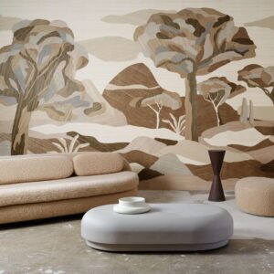 Modern interieur met een zachte beige bank en organische meubels, tegen een wand met natuurlijk kunstwerk "Under The Sycamore Tree" van Arte.