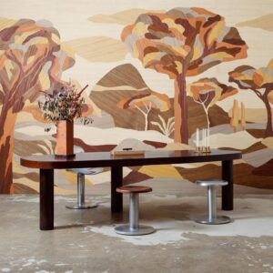 Moderne eettafel met krukken voor een wand met kleurrijk, kunstzinnig boslandschap uit de serie "Under The Sycamore Tree" van Arte Embleme.