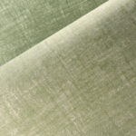 Detail van het groene Arte Essentials Brushed Suede behang met een zachte, suède-achtige textuur.