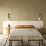 Sfeervol ingerichte slaapkamer met Arte Essentials Brushed Suede behang, een modern bed en natuurlijke houtaccenten.