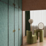 Moderne kleedkamer met Arte Essentials Brushed Suede behang, een groene kast, fluwelen stoel en een ronde kaptafel voor een groot raam.
