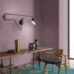 Moderne eetkamer met Arte Essentials Brushed Suede behang in paars, een houten tafel met decoratieve vazen en een designstoel.