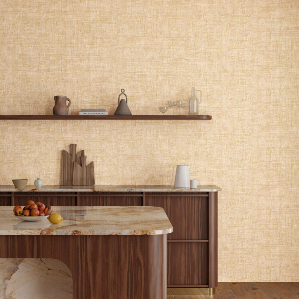 Moderne keuken met Arte Essentials Brushed Suede behang in beige tint en houten elementen.