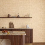 Moderne keuken met Arte Essentials Brushed Suede behang in beige tint en houten elementen.