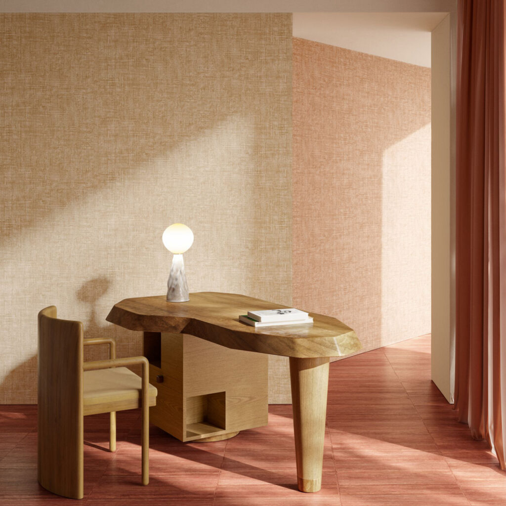 Werkkamer met Arte Essentials Brushed Suede behang in warme tinten, ingericht met een organisch gevormd houten bureau en bijpassende stoel.