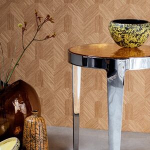 Moderne interieursetting met Arte Essentials Tangram Dome 24060 behang, een glanzende tafel en decoratieve aardewerken vazen.