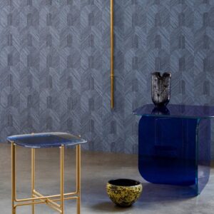 Moderne interieursetting met Arte Essentials Tangram Dome behang, een blauwe glazen tafel, goudkleurige accenten en decoratieve vazen.