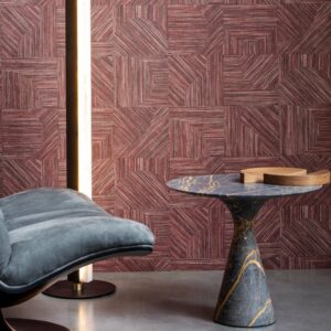 Moderne interieursetting met een Arte Essentials Tangram Dome 24080 wandbekleding, marmeren bijzettafel en fluwelen fauteuil.