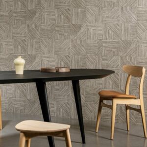 Moderne eetkamer met houten stoelen, zwarte ovale tafel en Arte Essentials Tangram Dome 24082 behang op de muur.