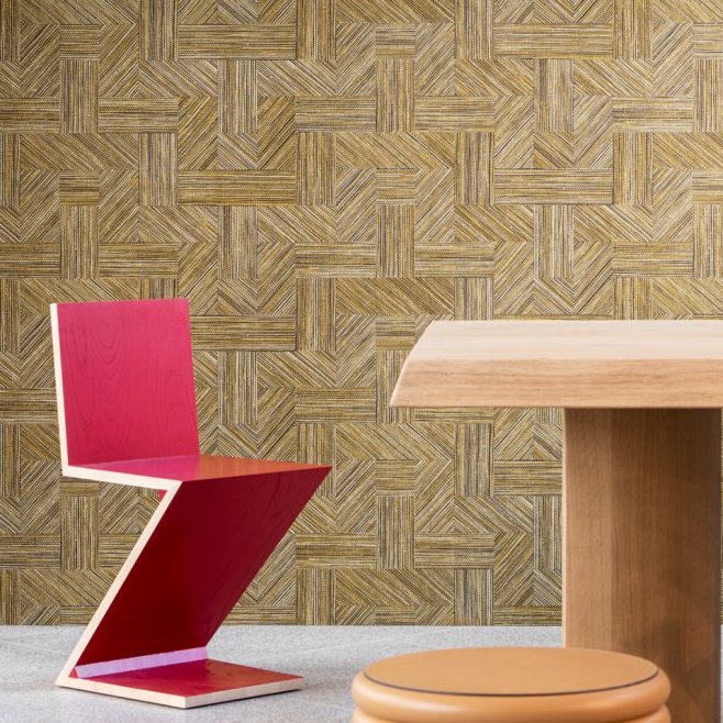 Moderne interieursetting met Arte Essentials Tangram Intarsio 24040 behang, een roze Z-stoel, houten tafel en ronde poef.