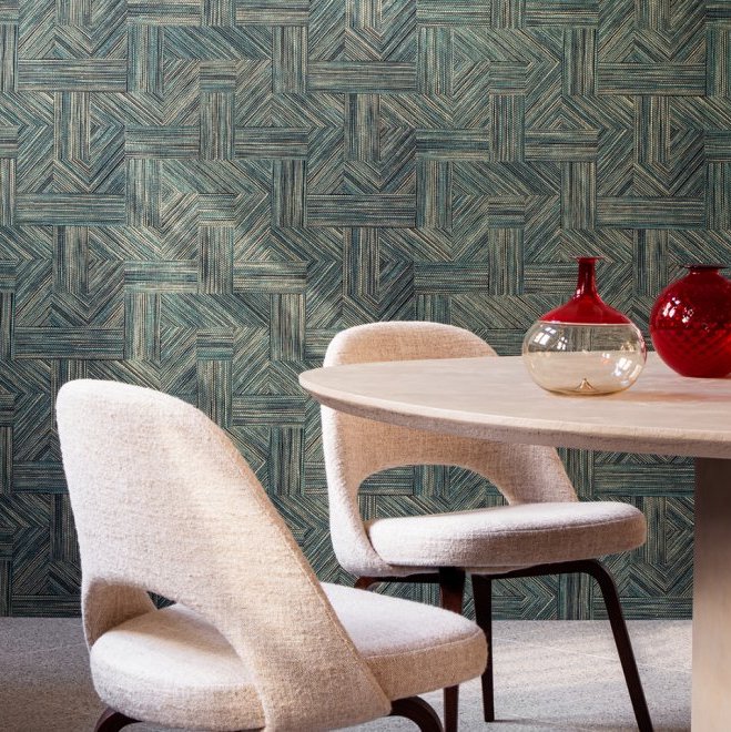 Moderne eethoek met beige stoelen, ronde houten tafel en Arte Essentials Tangram Intarsio 24041 behang met geometrisch patroon.