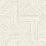 Beige en witte wandbekleding met een geometrisch tangram-patroon en fijne, lijnenstructuur uit de Arte Essentials Tangram Intarsio collectie.