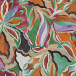 Vrolijk bloemmotief met kleurrijke abstracte bladvormen op een beige achtergrond uit de Arte Essentials Tangram Myriad 24100 collectie.