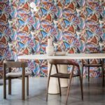 Moderne eetkamer met kleurrijk Arte Essentials Tangram Myriad 24102 behang en minimalistisch meubilair.