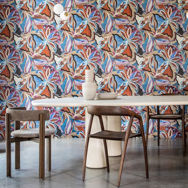 Moderne eetkamer met kleurrijk Arte Essentials Tangram Myriad 24102 behang en minimalistisch meubilair.