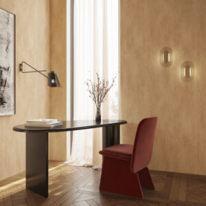 Moderne woonkamer met Arte Essentials Washed Linen behang, een zwart bureau, rode stoel en minimalistische wanddecoratie.