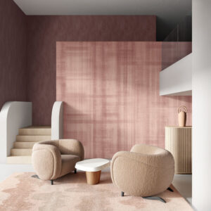 Moderne woonkamer met roze Arte Essentials Washed Linen Doudeville wandbekleding, ronde beige fauteuils en een minimalistische inrichting.