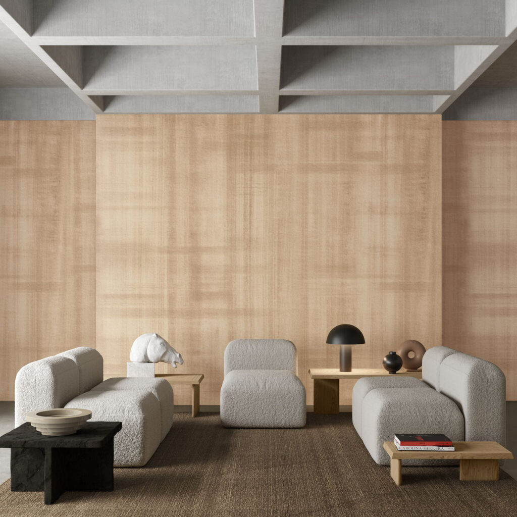 Minimalistische woonkamer met lichtgrijze meubelen, houten bijzettafels en een beige Arte Washed Linen Doudeville wandbekleding.