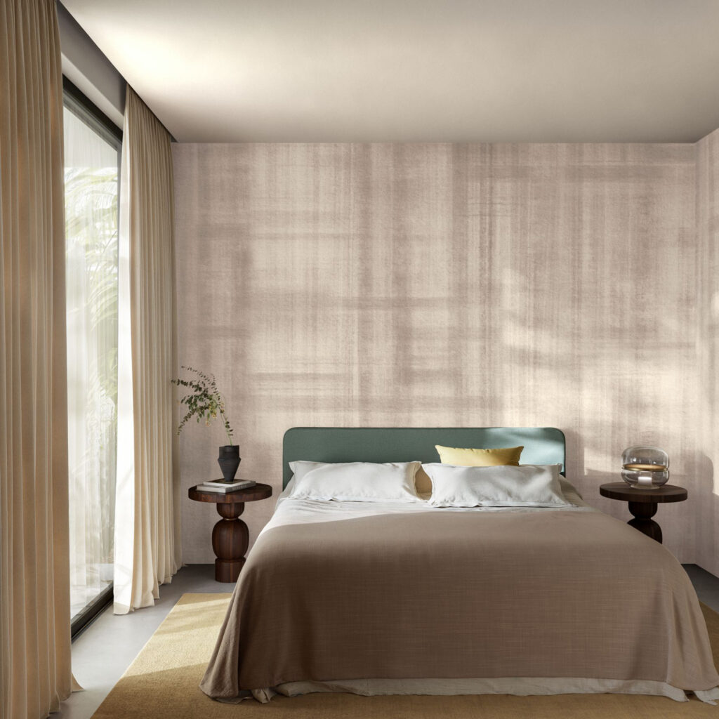 Sfeervolle slaapkamer met Arte Essentials Washed Linen Doudeville behang, een opgemaakt bed en natuurlijke lichtinval.