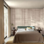 Sfeervolle slaapkamer met Arte Essentials Washed Linen Doudeville behang, een opgemaakt bed en natuurlijke lichtinval.