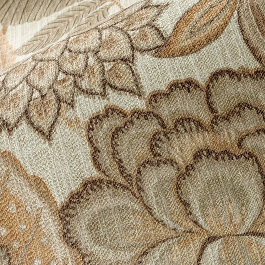 Close-up van het Arte Fiori Antichi behang uit de Gitane collectie met een gedetailleerd bloemmotief in warme aardetinten.