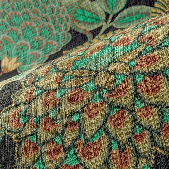 Close-up van het Arte Fiori Antichi behang uit de Gitane collectie met een gedetailleerd bloemenmotief in groen, rood en goudtinten.
