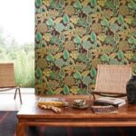 Woonkamer met Arte Fiori Antichi 49561 behang uit de Gitane collectie met bloemenmotief in groentinten.