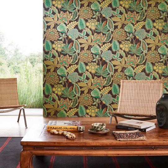 Woonkamer met Arte Fiori Antichi 49561 behang uit de Gitane collectie met bloemenmotief in groentinten.