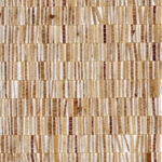 Gedetailleerde close-up van het Arte Fringe behang 40321 met een patroon van verticale stroken in aardetinten.