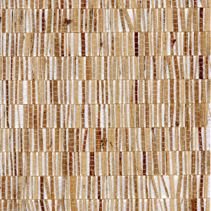 Gedetailleerde close-up van het Arte Fringe behang 40321 met een patroon van verticale stroken in aardetinten.