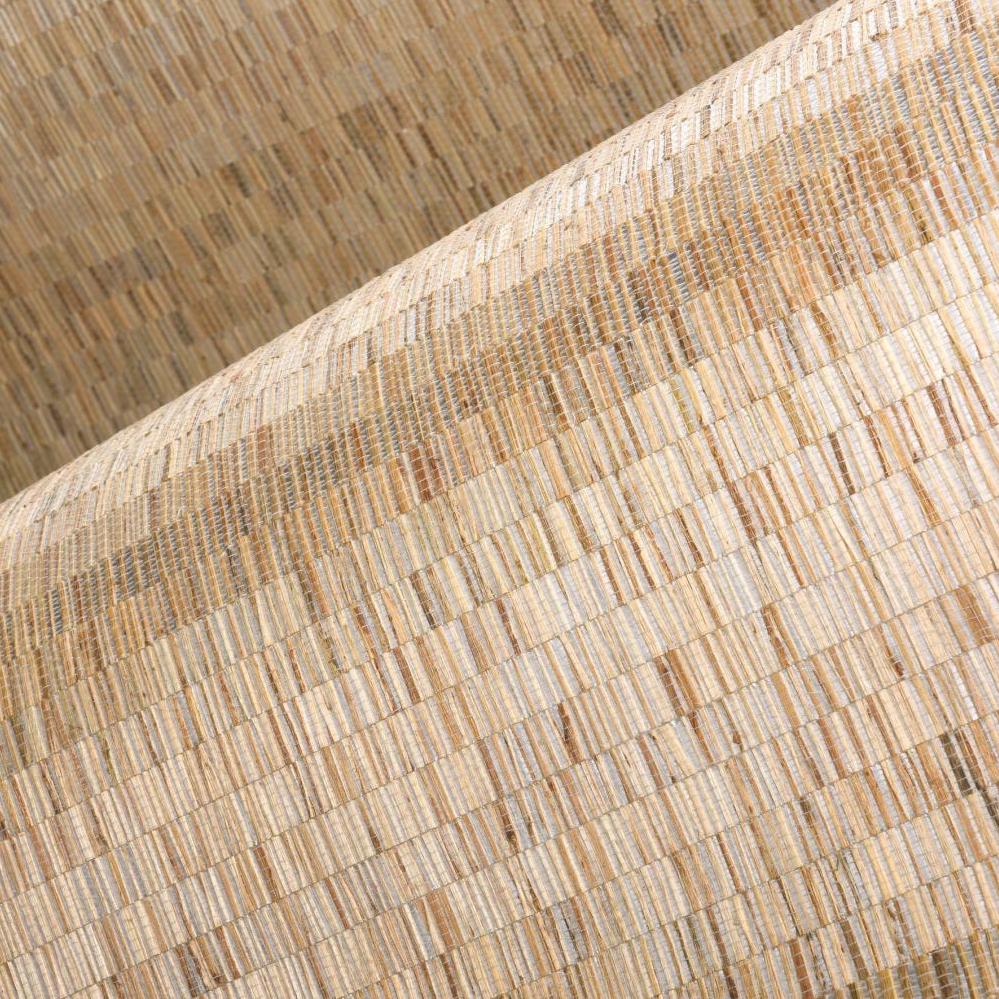 Detail van het Arte Fringe behang 40321 in natuurlijke tinten met een fijn geweven textuur.